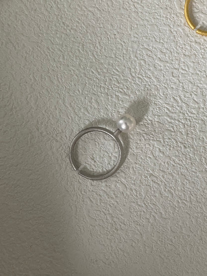 Pearl Ring in Frosted Silver