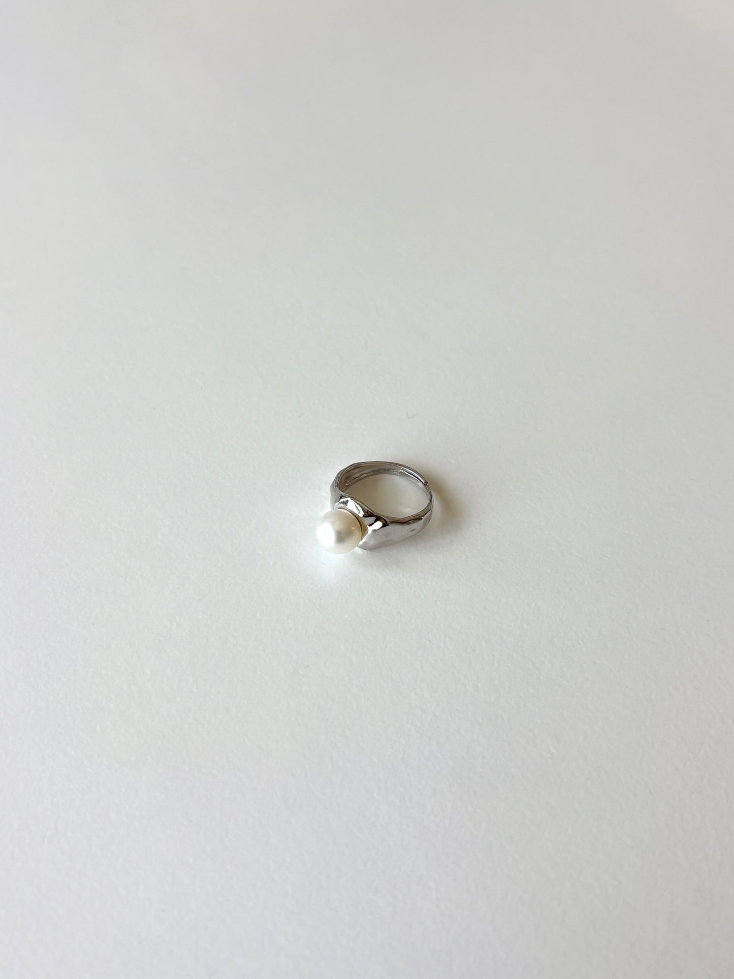 Isla Solo Pearl Ring