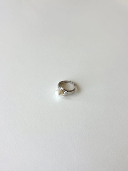 Isla Solo Pearl Ring