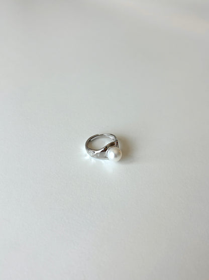 Isla Solo Pearl Ring