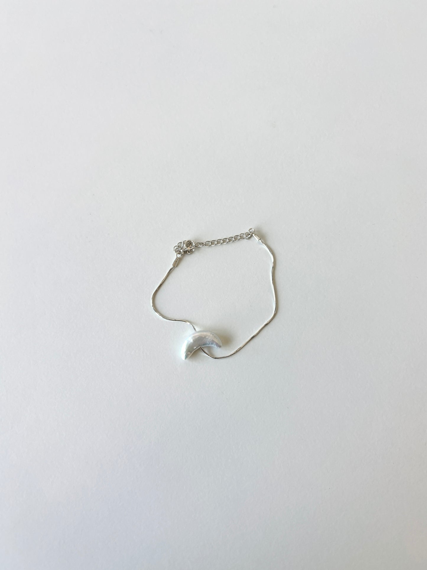Pulsera de perlas en forma de luna con plata de ley