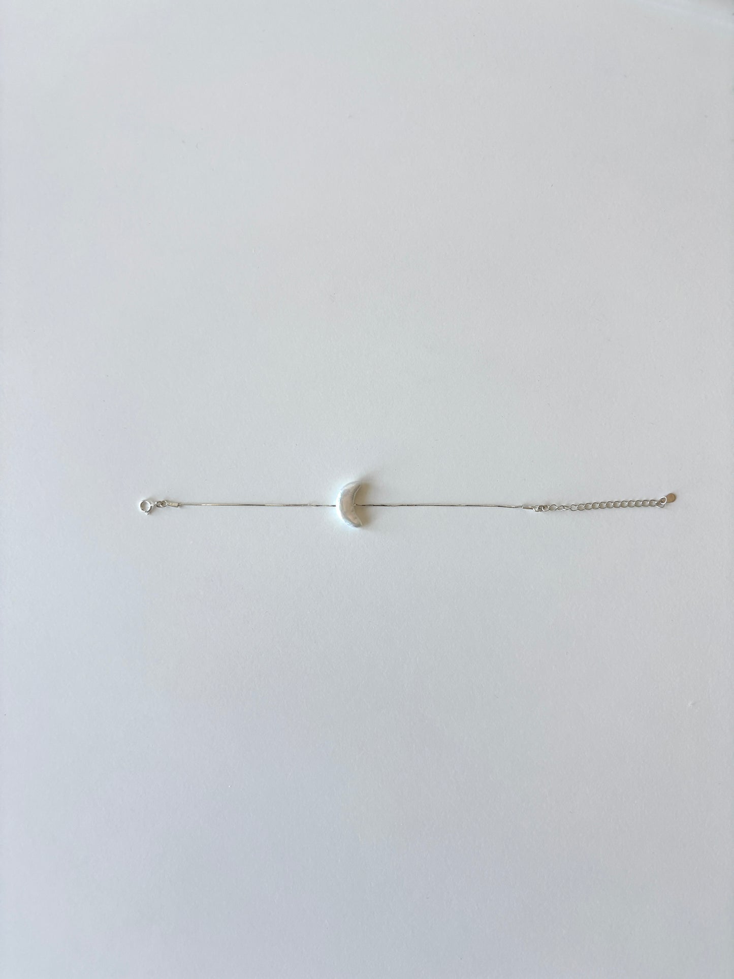 Pulsera de perlas en forma de luna con plata de ley